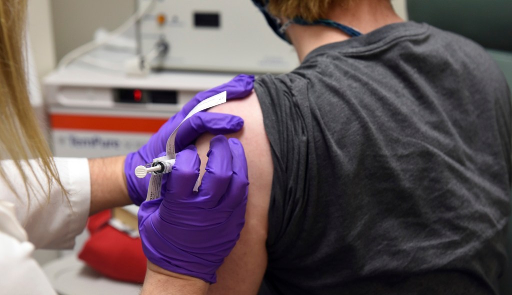 Oregon health care workers receive first COVID-19 vaccinations