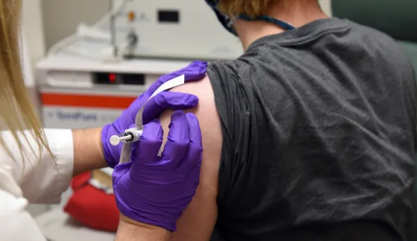 Oregon health care workers receive first COVID-19 vaccinations