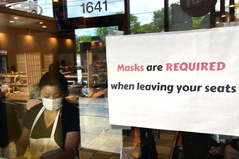 Illinois restaurants mull vaccine, masks mandates