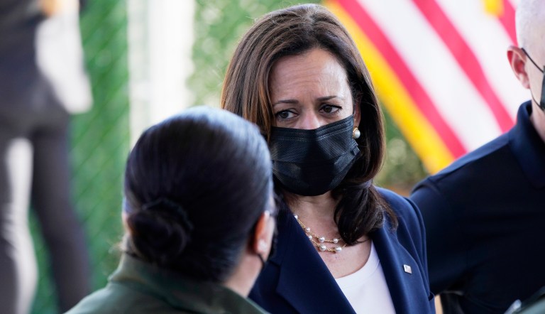 Top travel aides for Harris resign