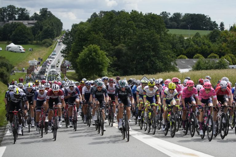 Fan who caused Tour de France pileup arrested: Report