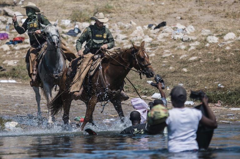 Texas photographer confirms Biden is lying about mounted Border Patrol agents