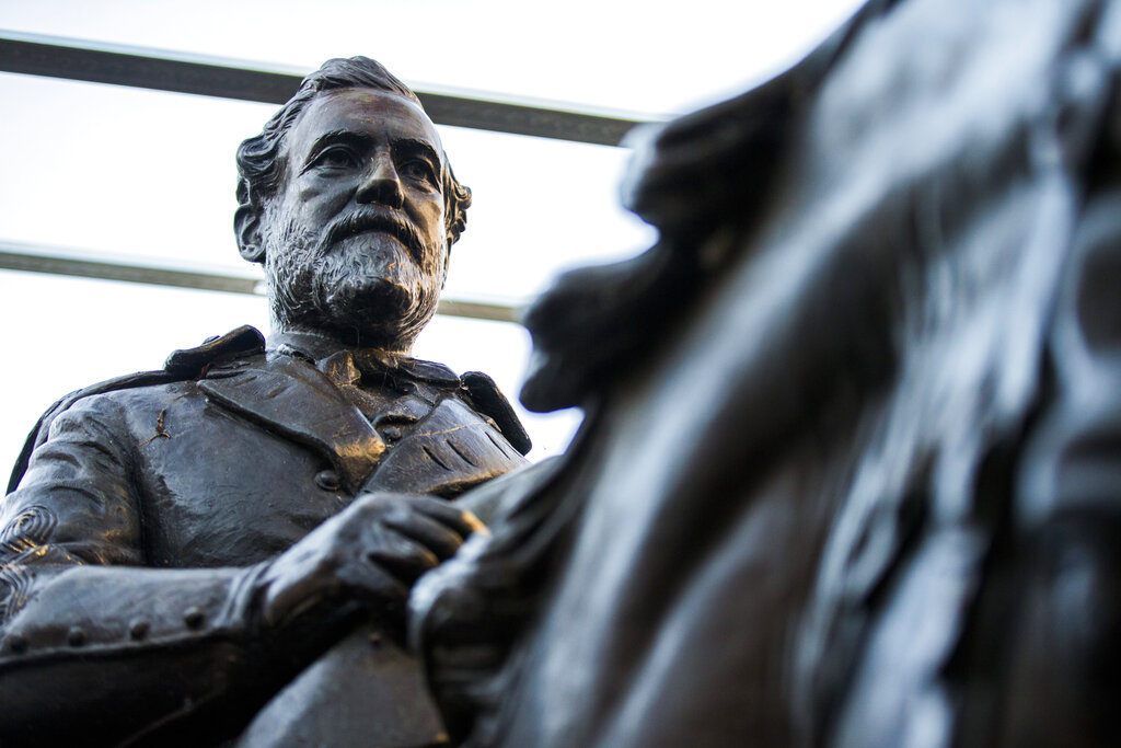 Robert E. Lee statue previously removed from Dallas park now displayed at golf course