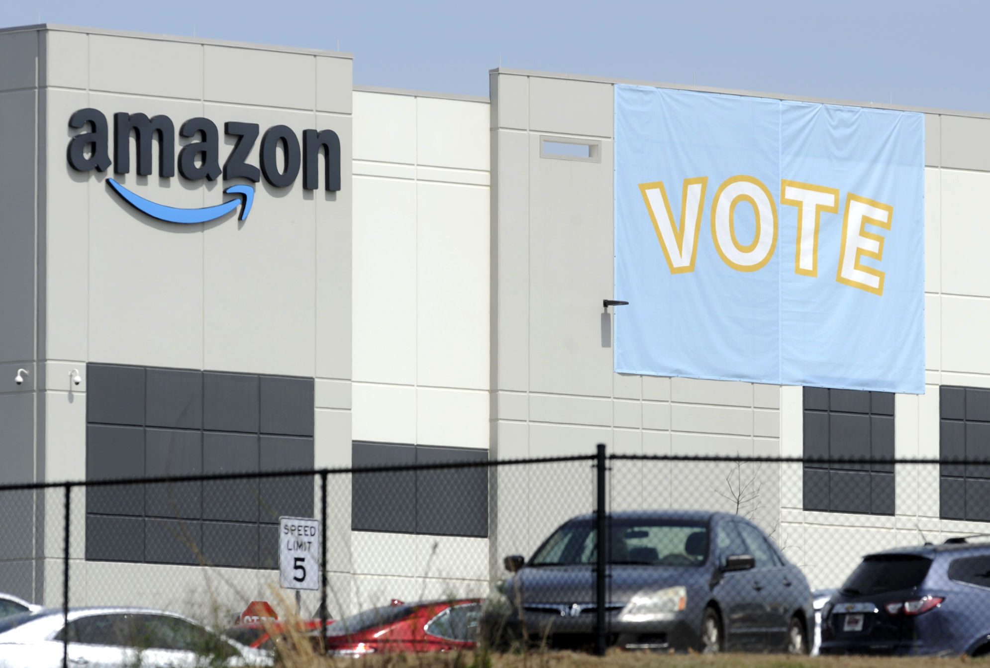 Amazon warehouse workers in Alabama allowed to hold another union vote