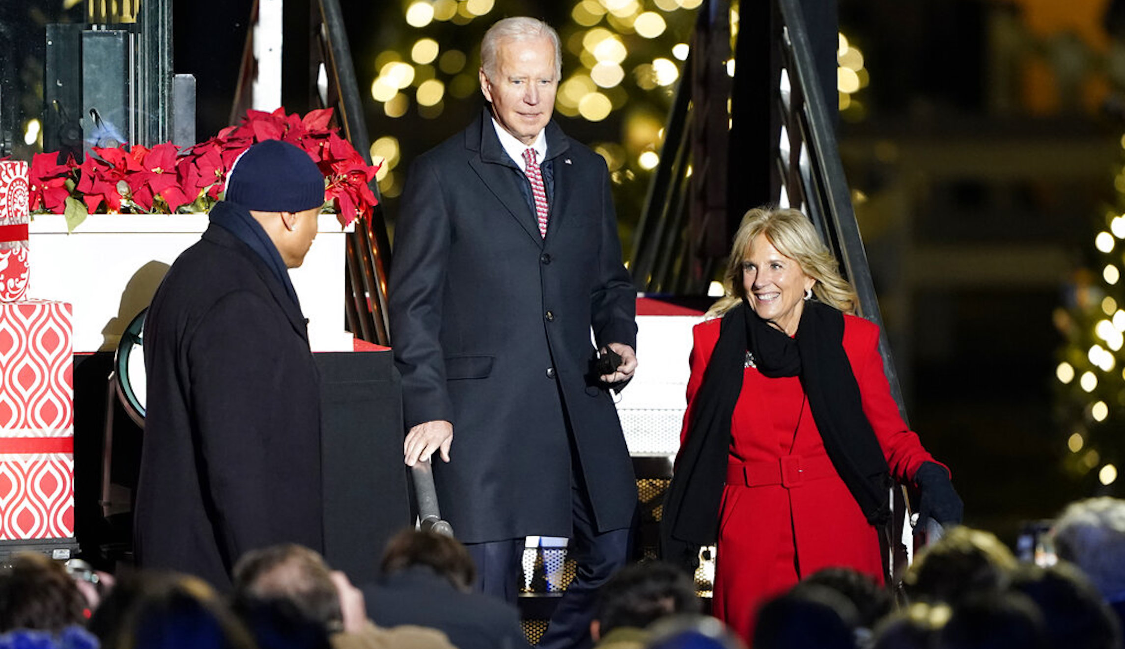 Crowd told to redo applause after Bidens show up late to National Christmas Tree lighting