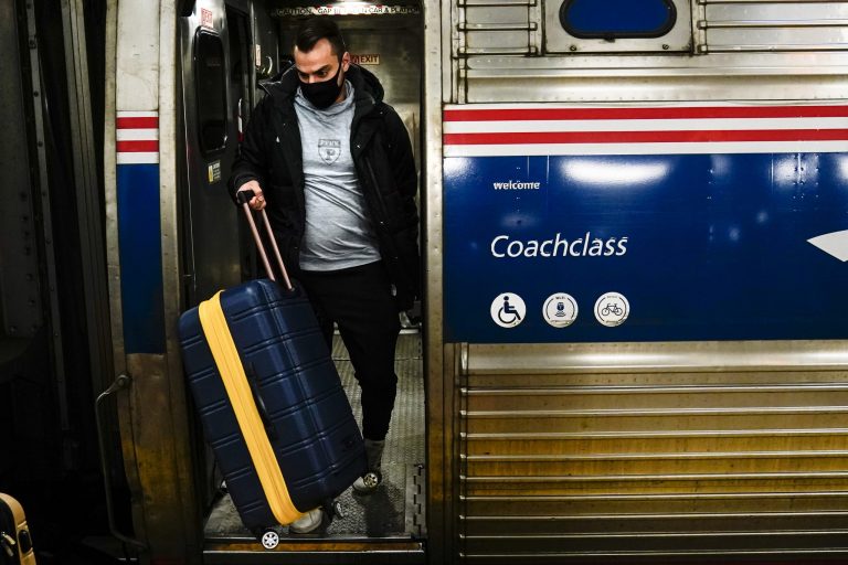 Amtrak suspends vaccine mandate for employees