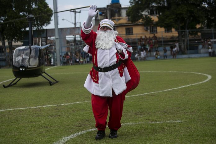 Santa Claus delivers gifts via helicopter in Wisconsin