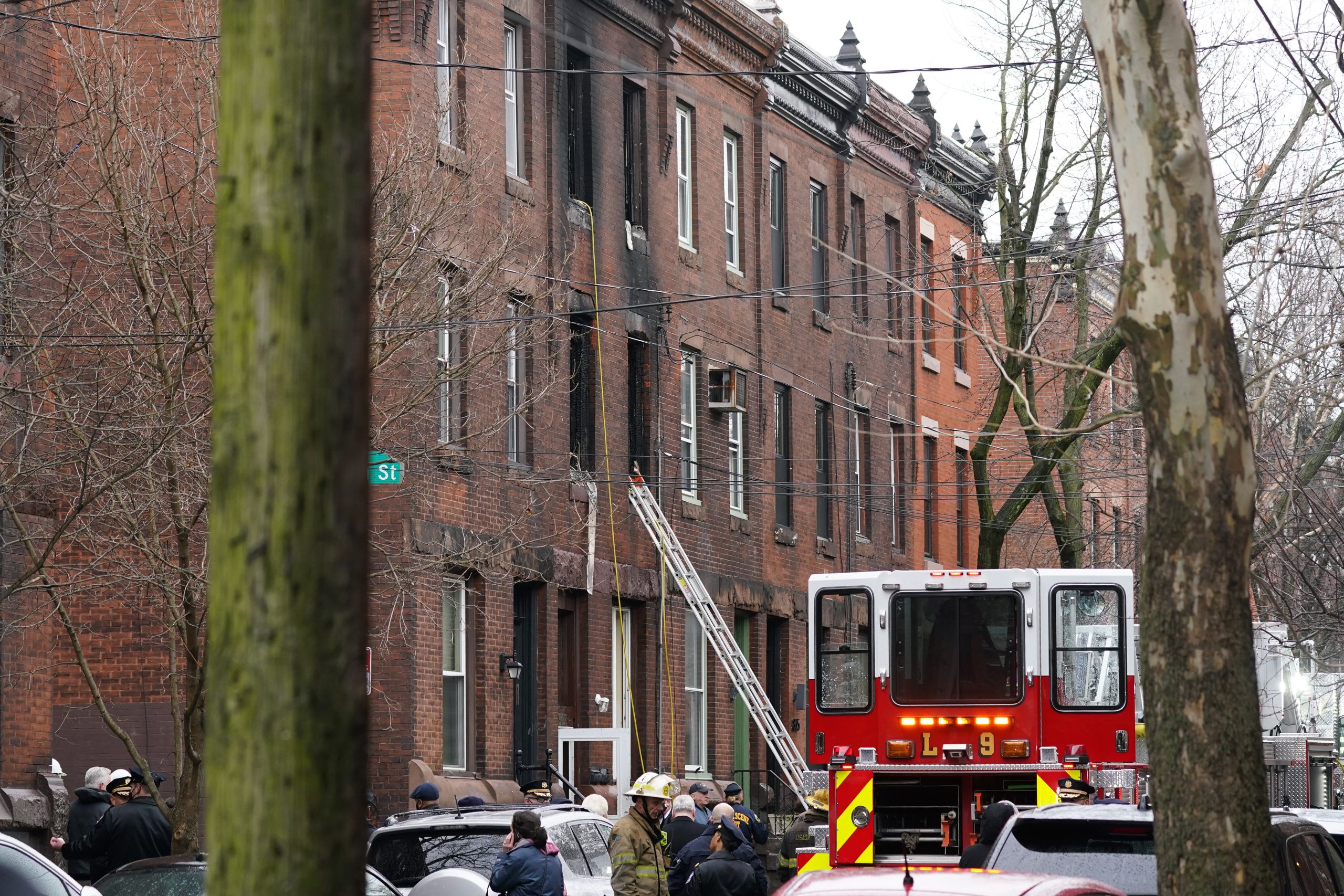 Thirteen people die in Philadelphia apartment fire
