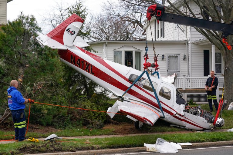 Pilot injured after small plane crashes in front yard of New Jersey house