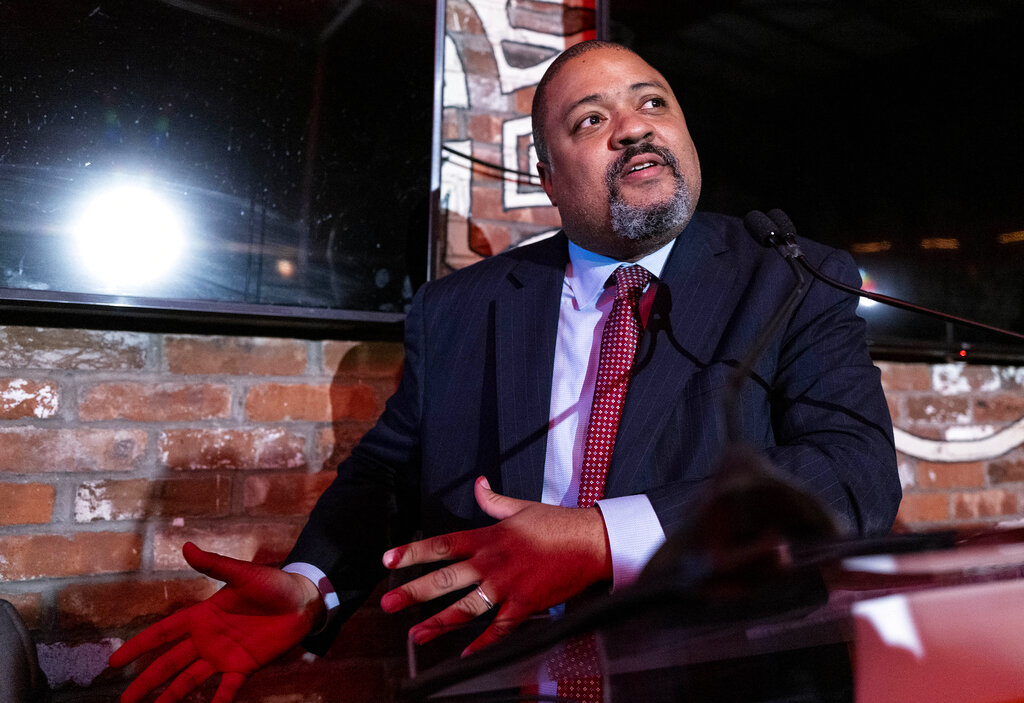 Manhattan DA reports Trump inquiry is alive and sifting through new evidence