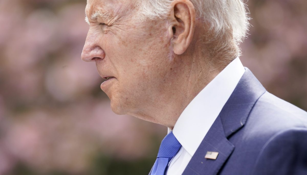 Biden stumbles with suburban women and mothers before midterm elections