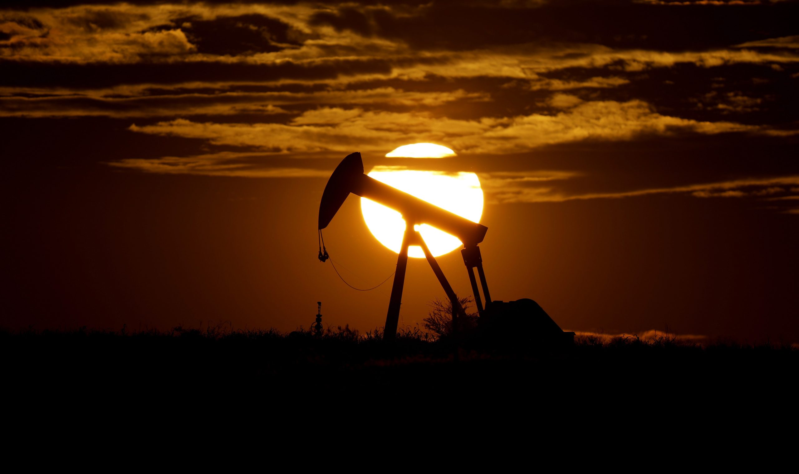 Oil production bounces back to highest level since pandemic began
