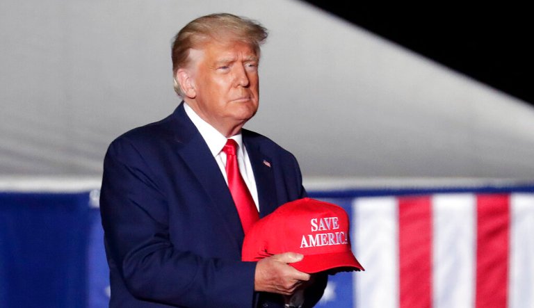 Trump goes after Gretchen Whitmer, thanks Ginni Thomas at Michigan rally