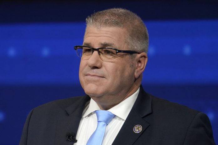 Man charged with sending death threat to Illinois gubernatorial candidate
