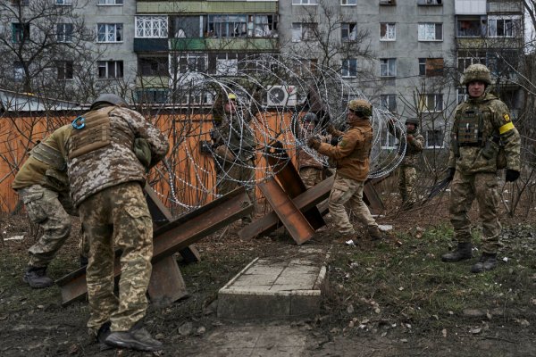 Ukraine aims for February peace summit as Russian attacks and threats continue