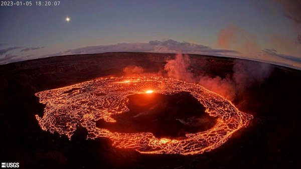 Hawaii’s Kilauea volcano erupting again, photos show