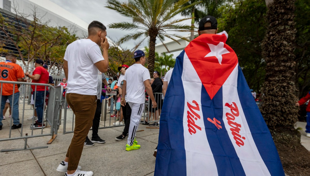 Cuban baseball player abandons team, becomes first to defect during ...