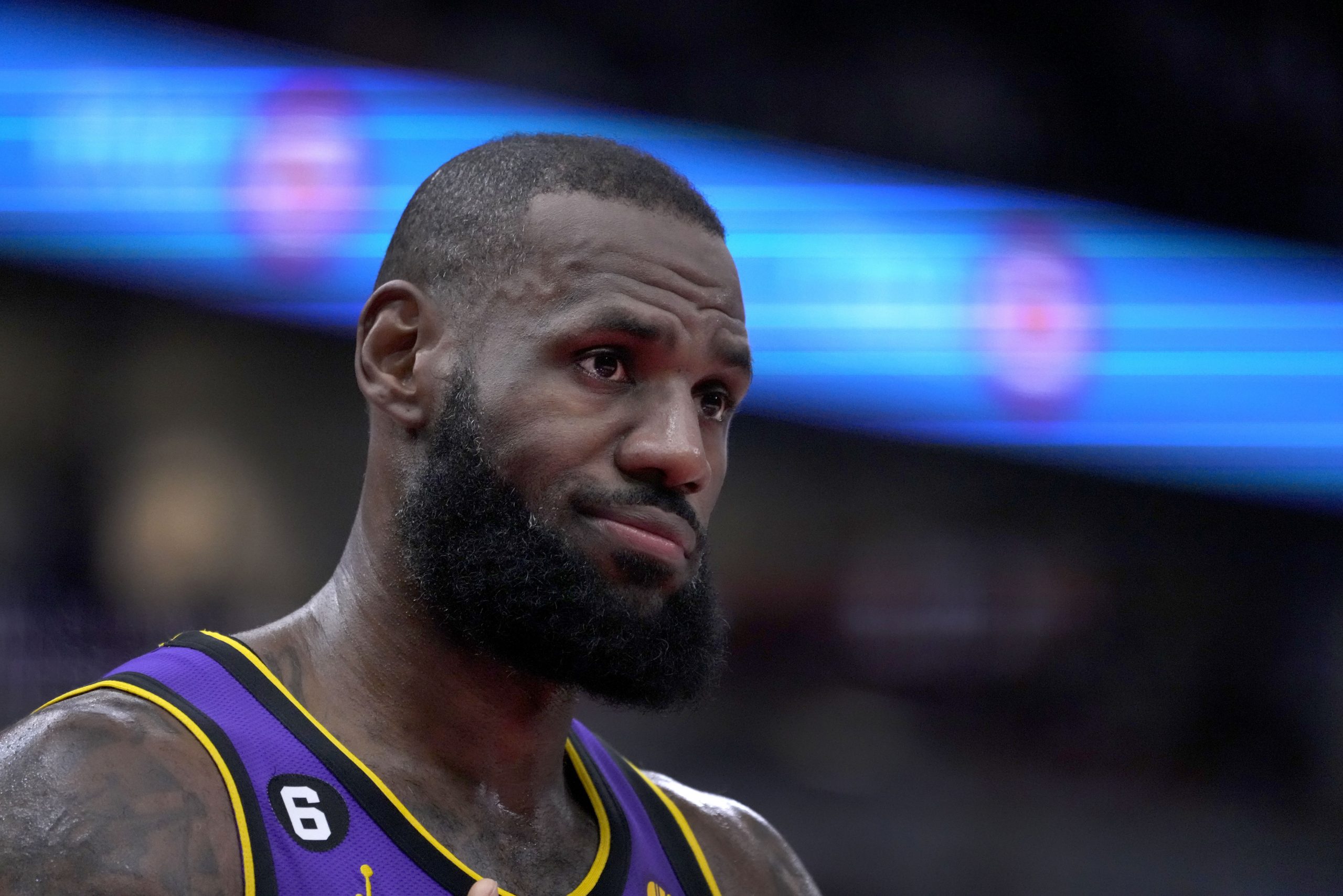 LeBron James joins White House in refusing to pay for Twitter verification