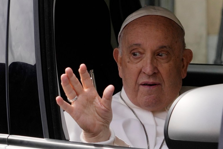Pope Francis leaves hospital and returns home