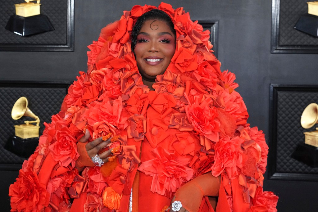 Lizzo pushes back on Tennessee ban and performs with 20 drag queens