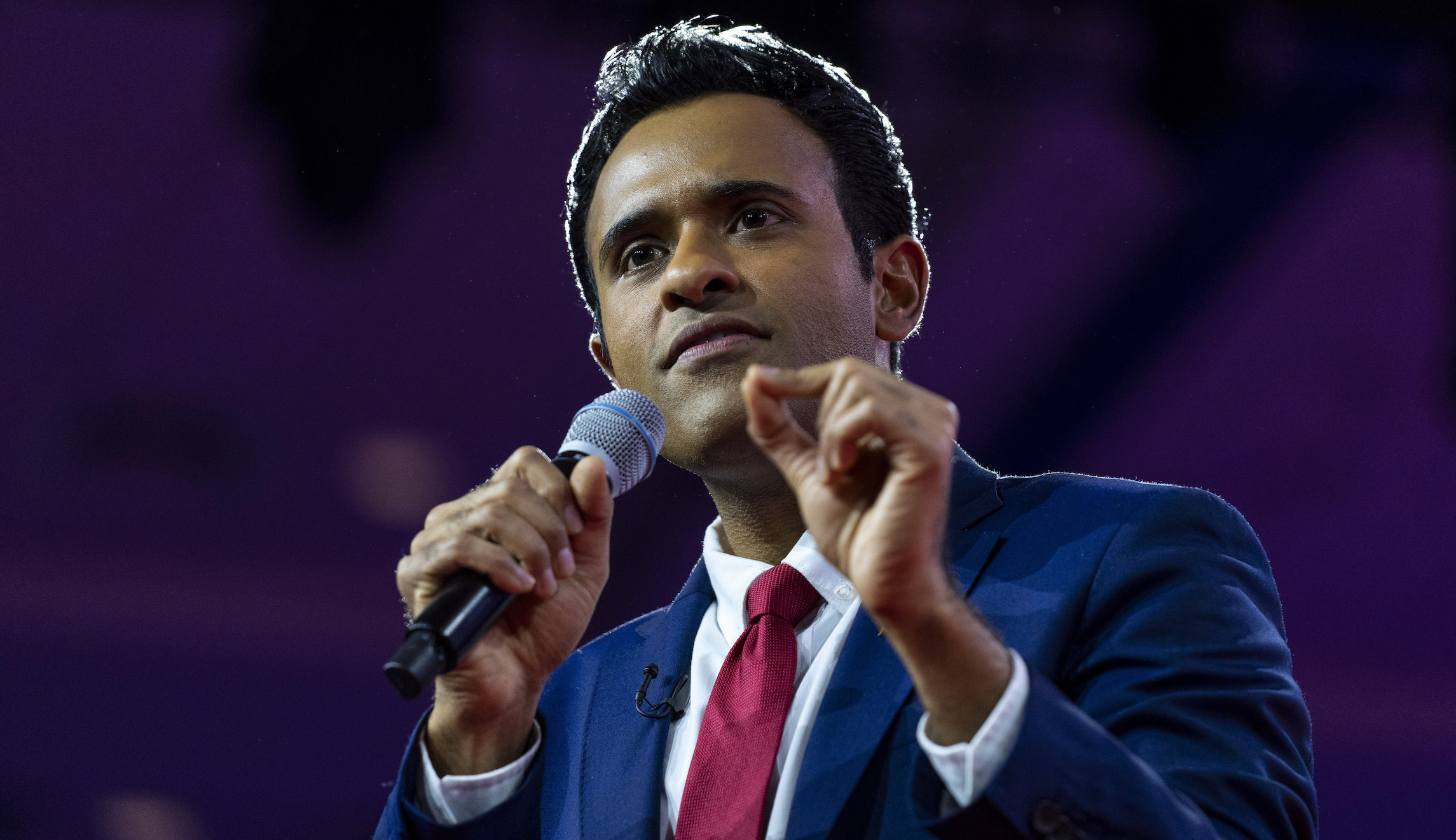 Vivek Ramaswamy makes progress on closing gap with Ron DeSantis: Poll