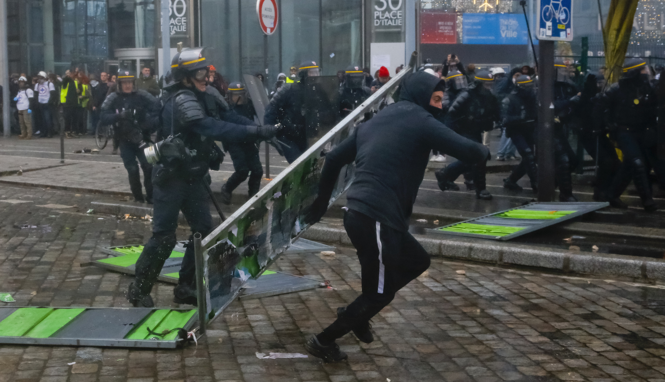 ‘Live free or die’: Paris protesters pay tribute to Hong Kong with pro-democracy message on Bank of China