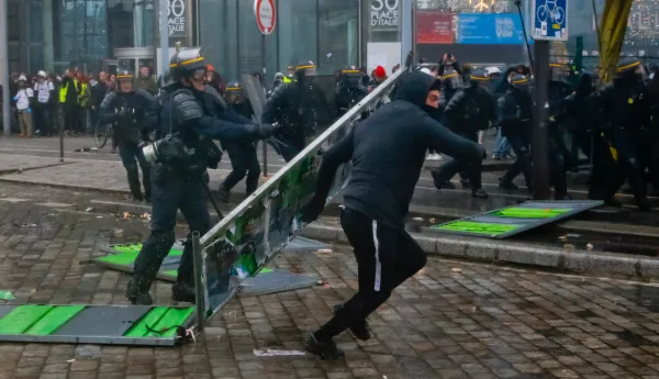 ‘Live free or die’: Paris protesters pay tribute to Hong Kong with pro-democracy message on Bank of China