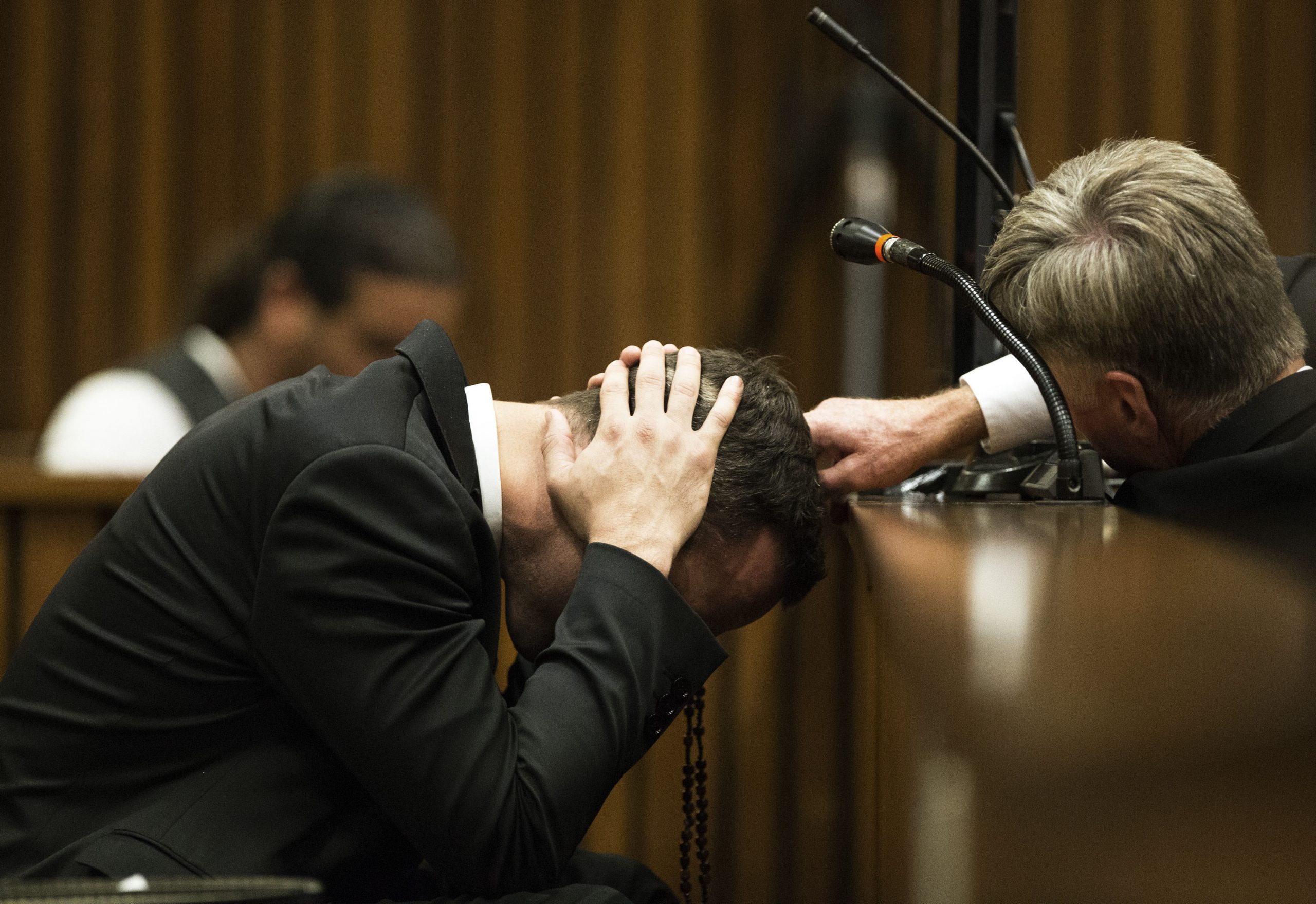 Witness: Pistorius prayed over his shot girlfriend