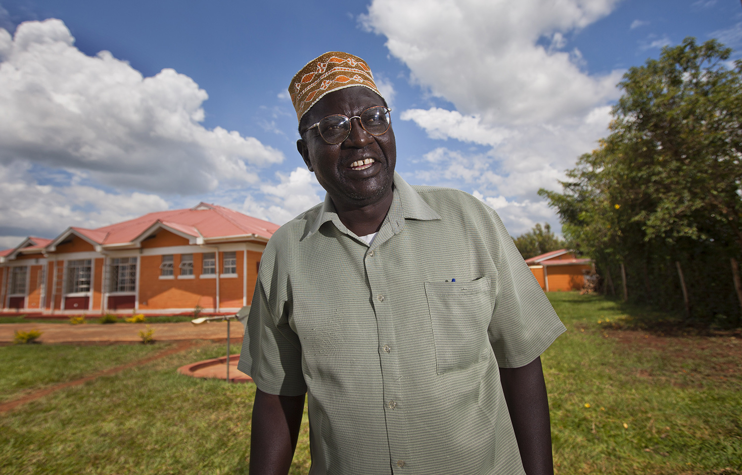 Trump invites Obama’s half-brother to debate