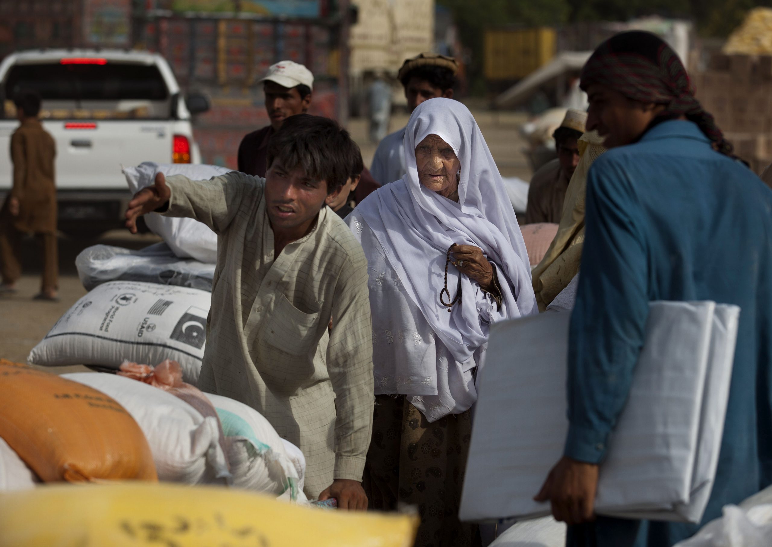 Pakistan begins ground offensive against militants