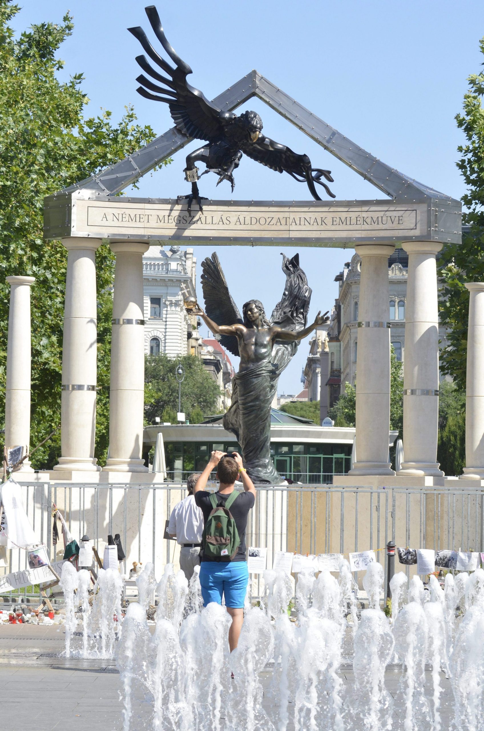Hungary sets up disputed 1944 memorial