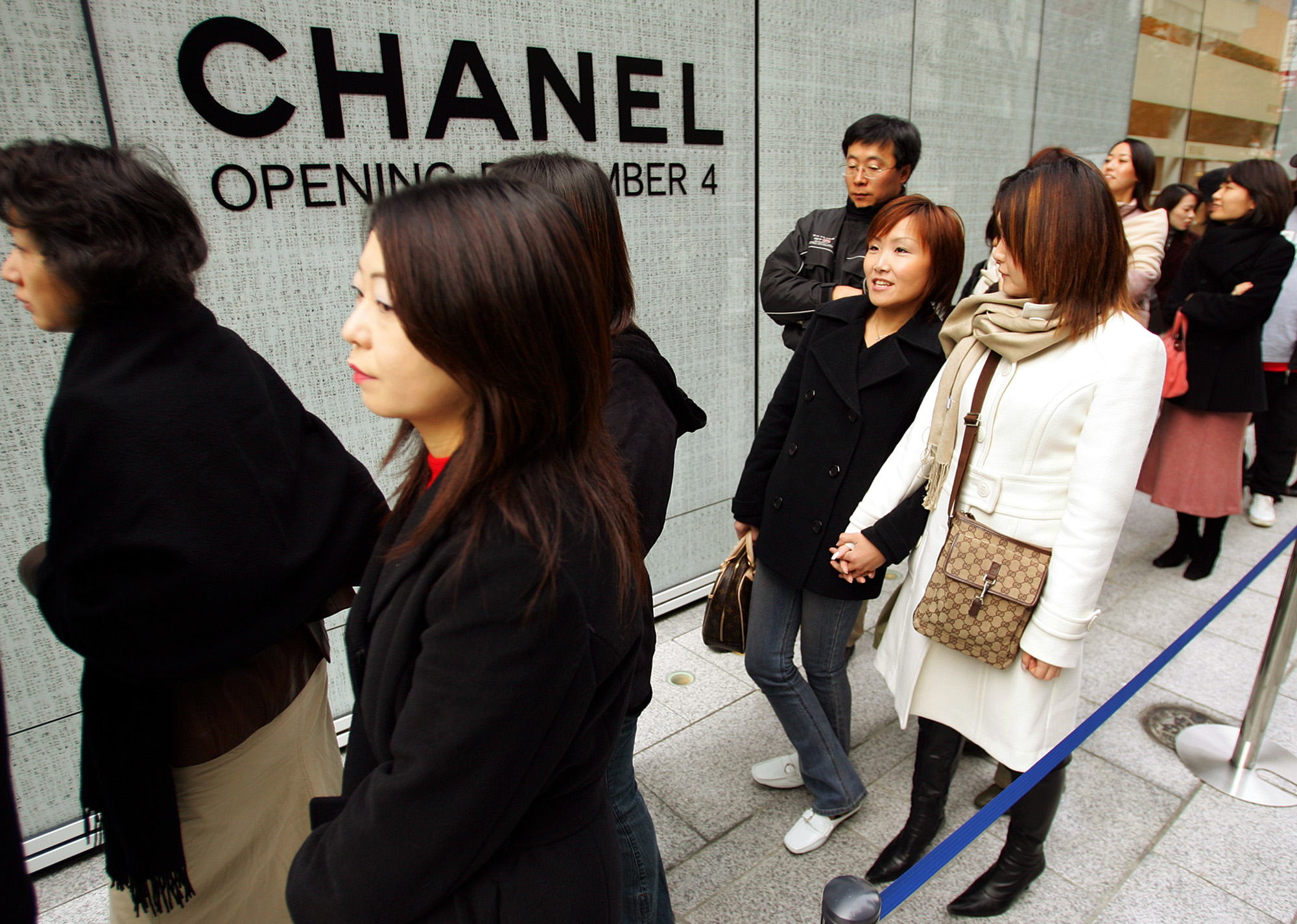 Luxury New York City stores lock doors, dim lights amid crime surge