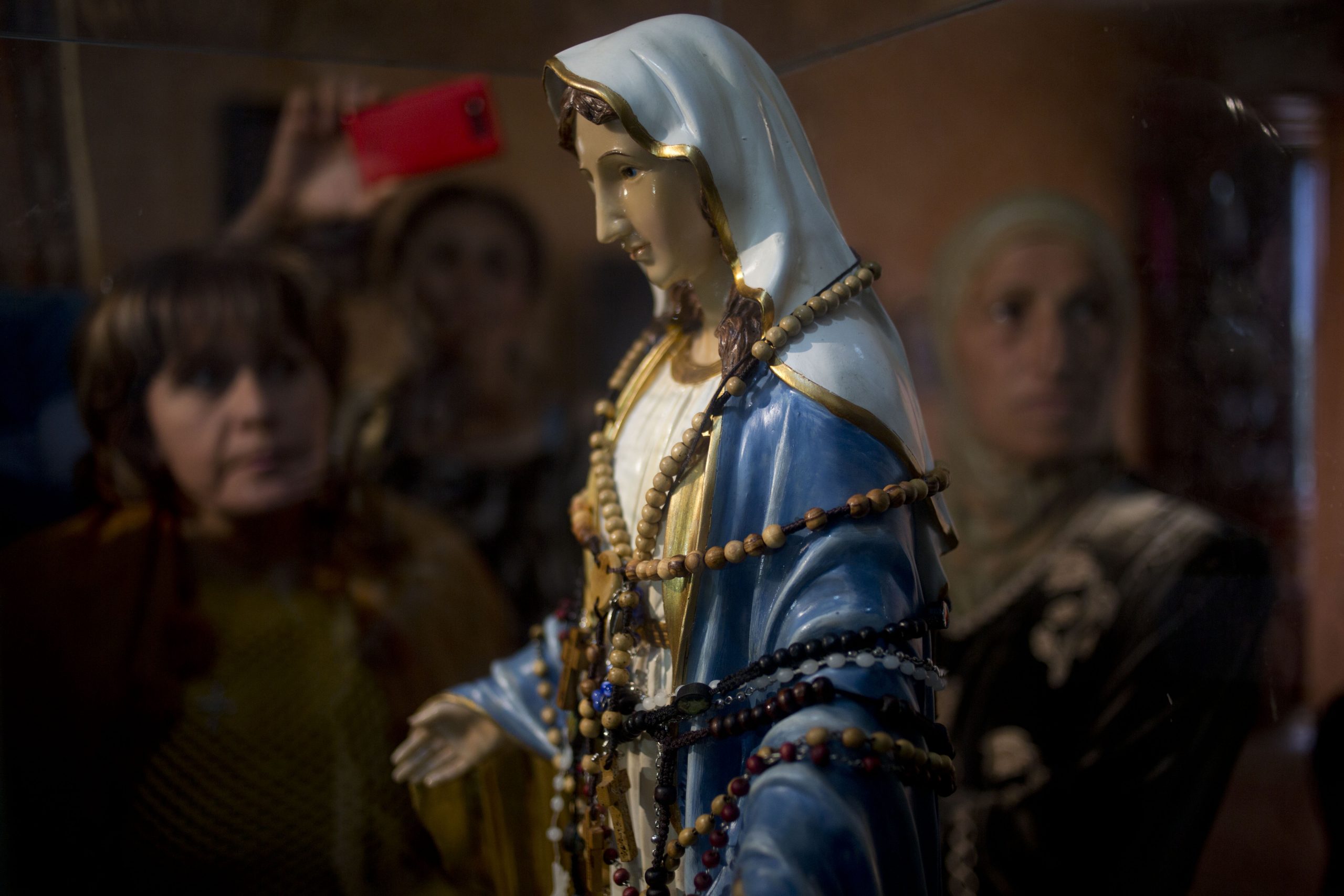 Hundreds flock to ‘weeping’ Mary statue in Israel