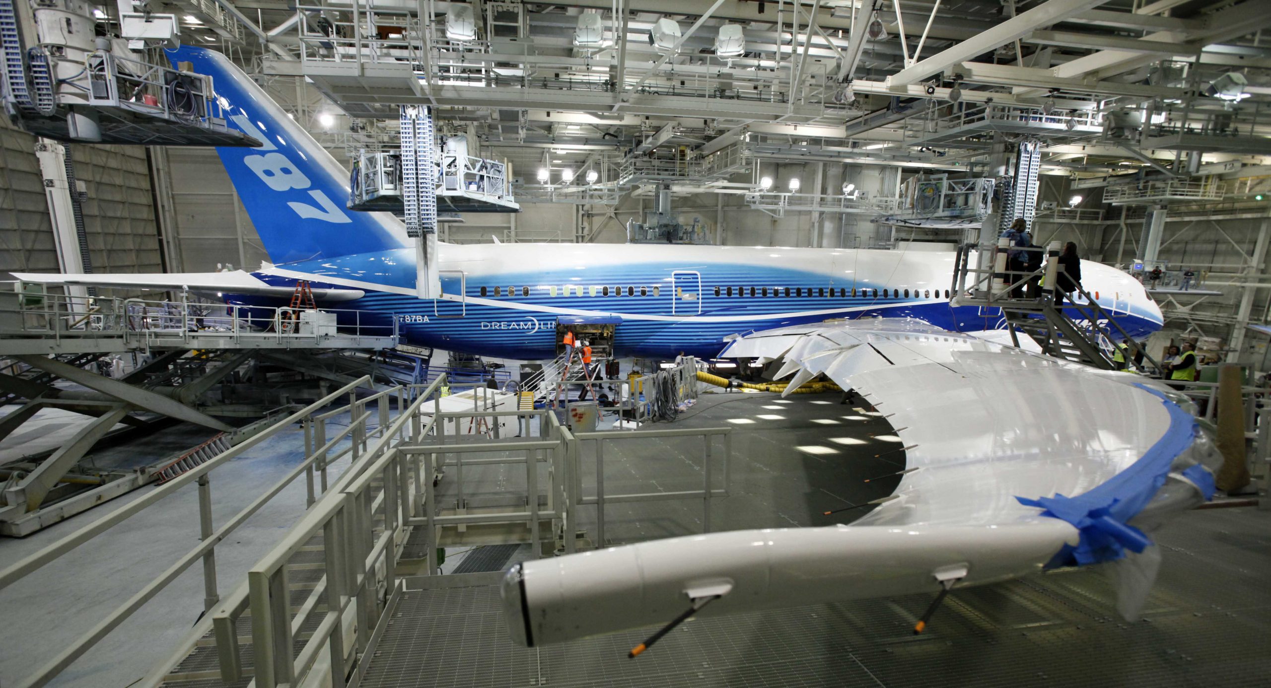 Wing cracks lead to Dreamliner production delay