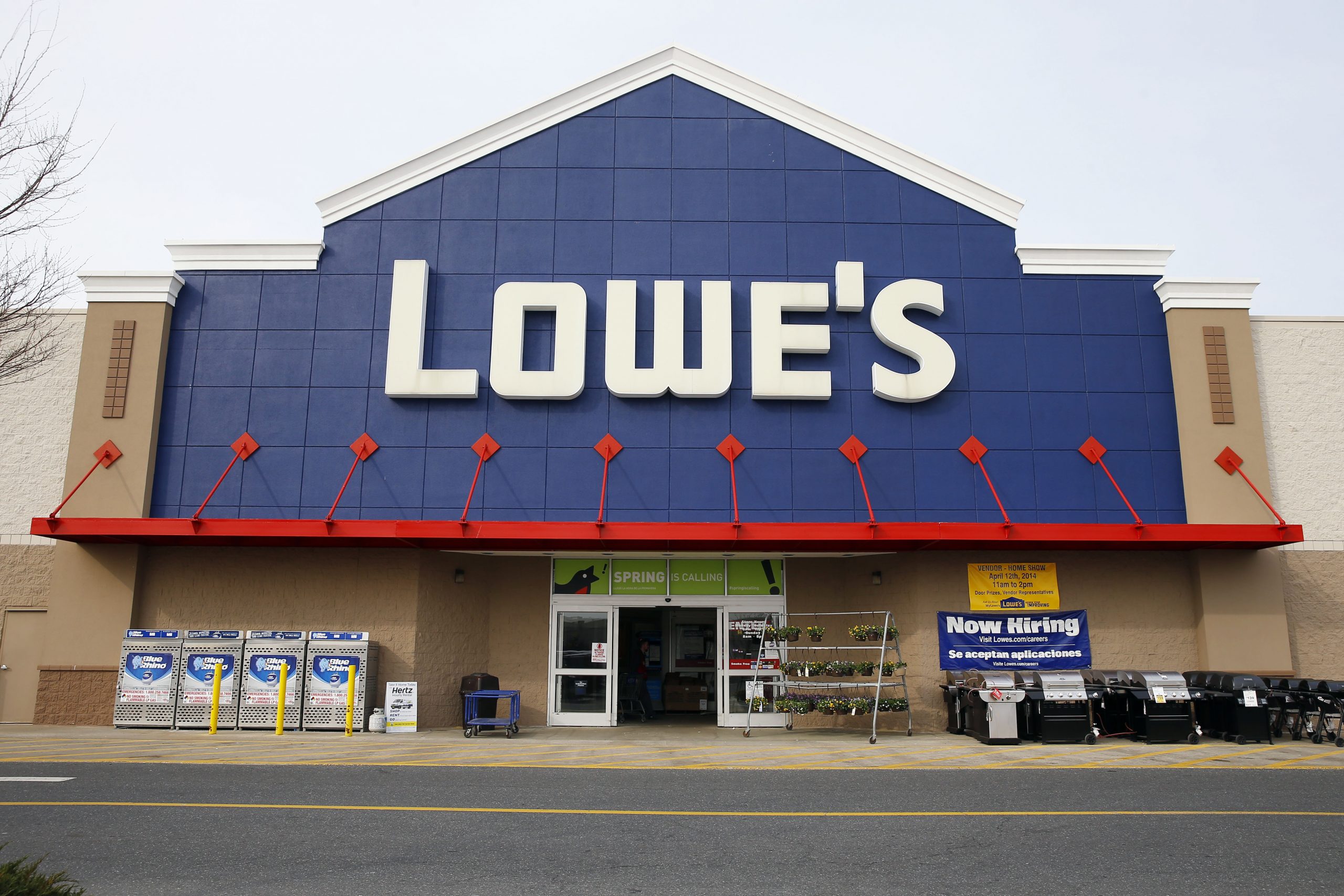 Earns Lowes