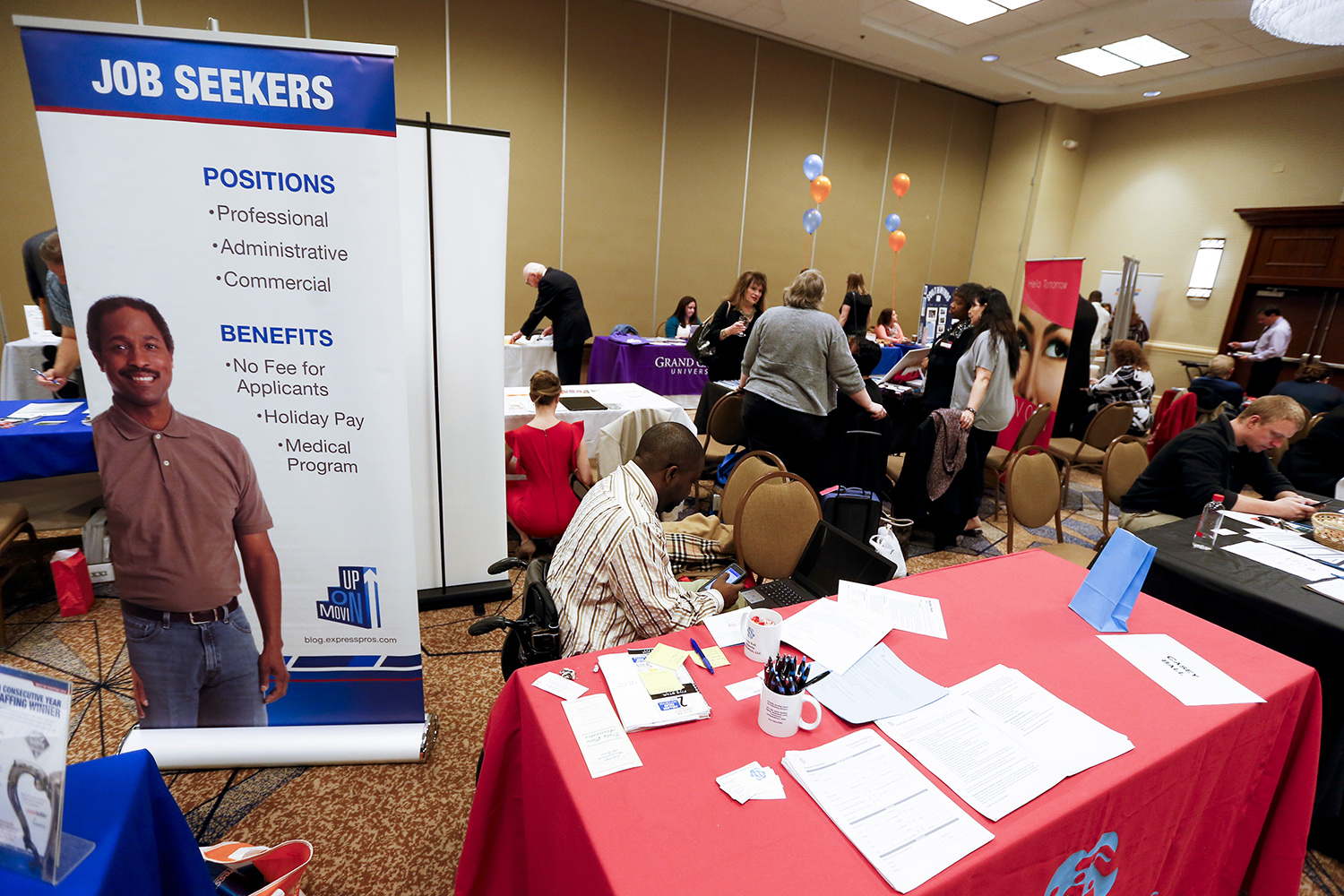 Jobless claims drop to 265,000