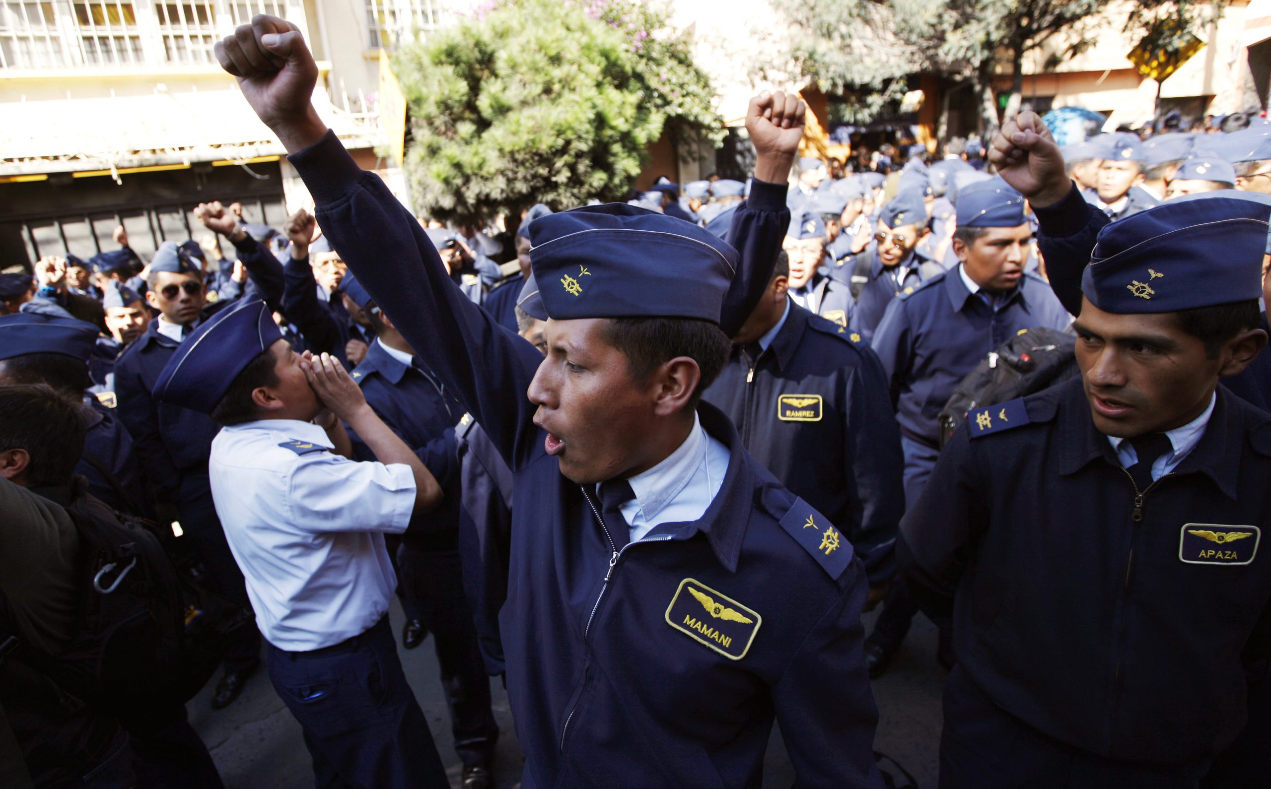 500 Bolivian soldiers on strike over dead end jobs