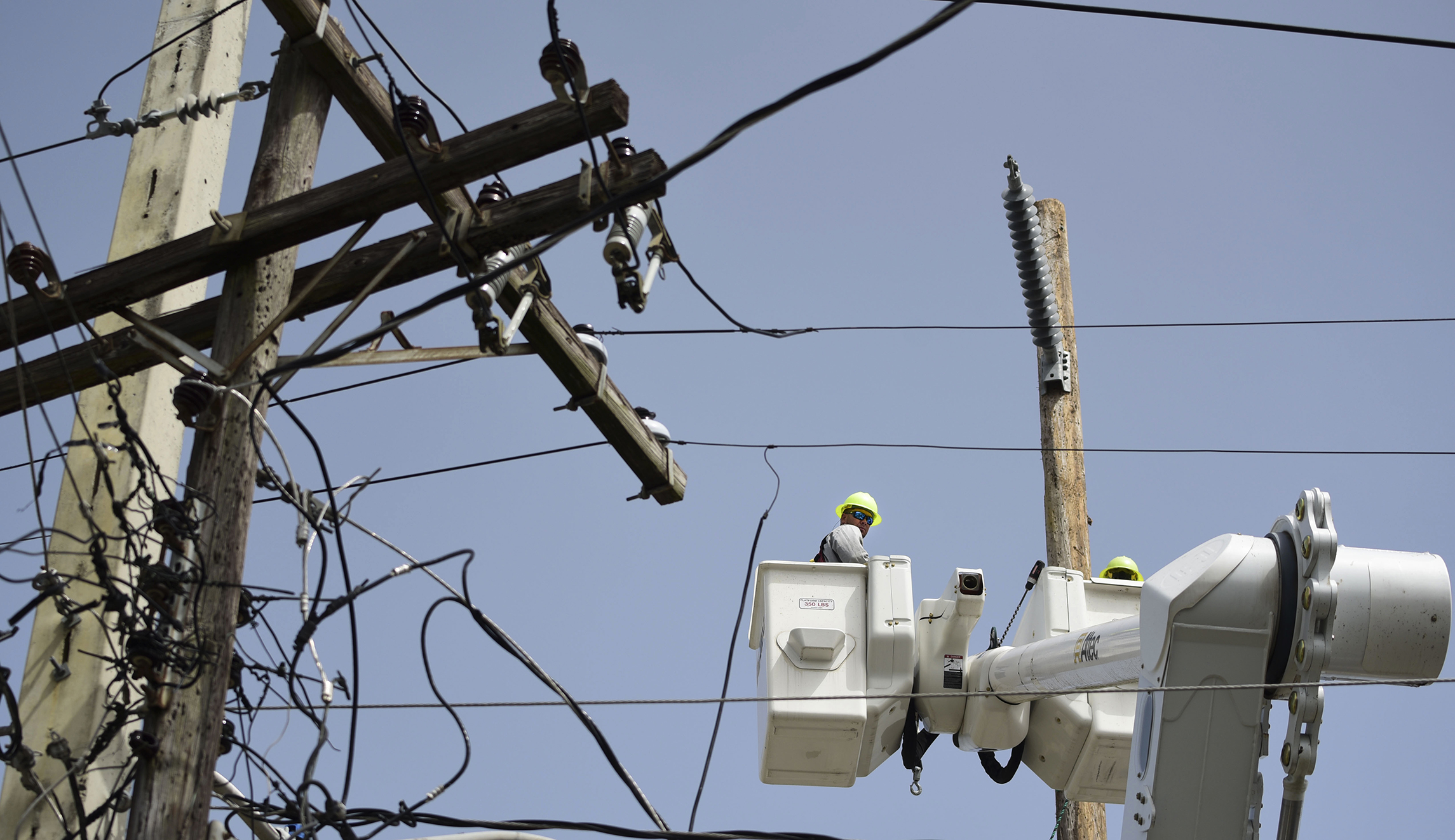Utility workers, feds ready major new push to fix Puerto Rico’s grid