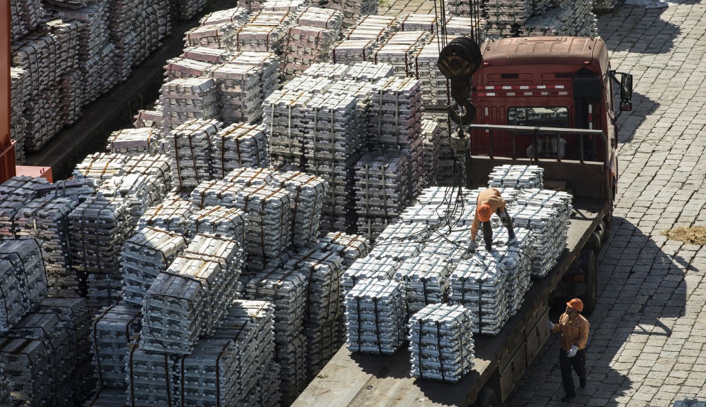 Business groups urge Trump to pull back on China tariffs