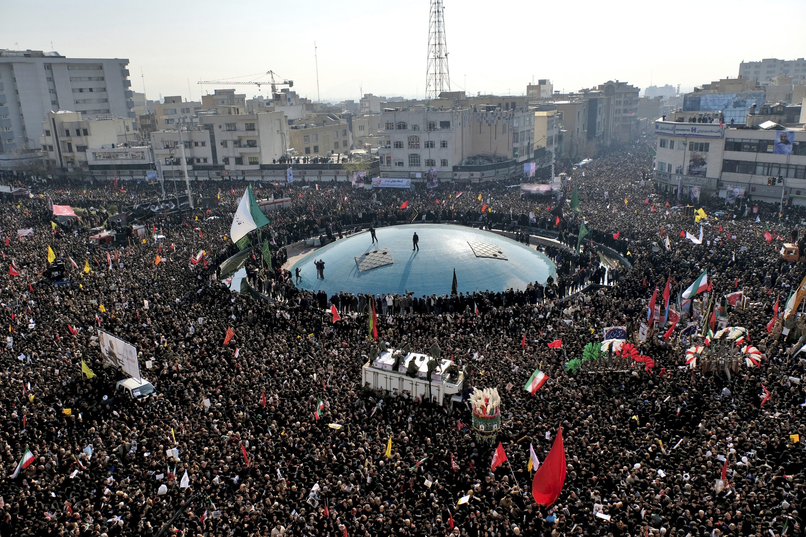 Crowds gather to mourn Soleimani's death