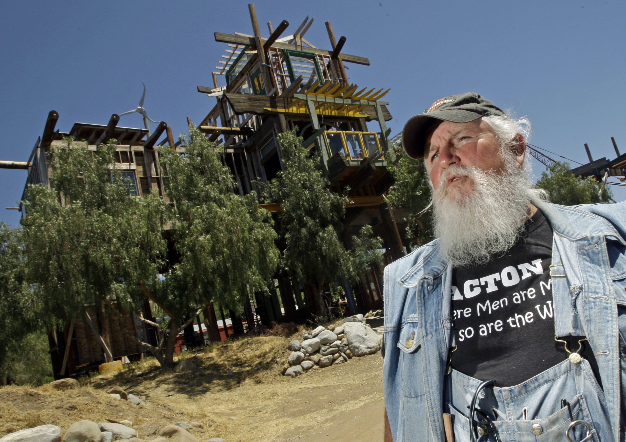 Builder of Calif. ‘Phonehenge’ sentenced to jail