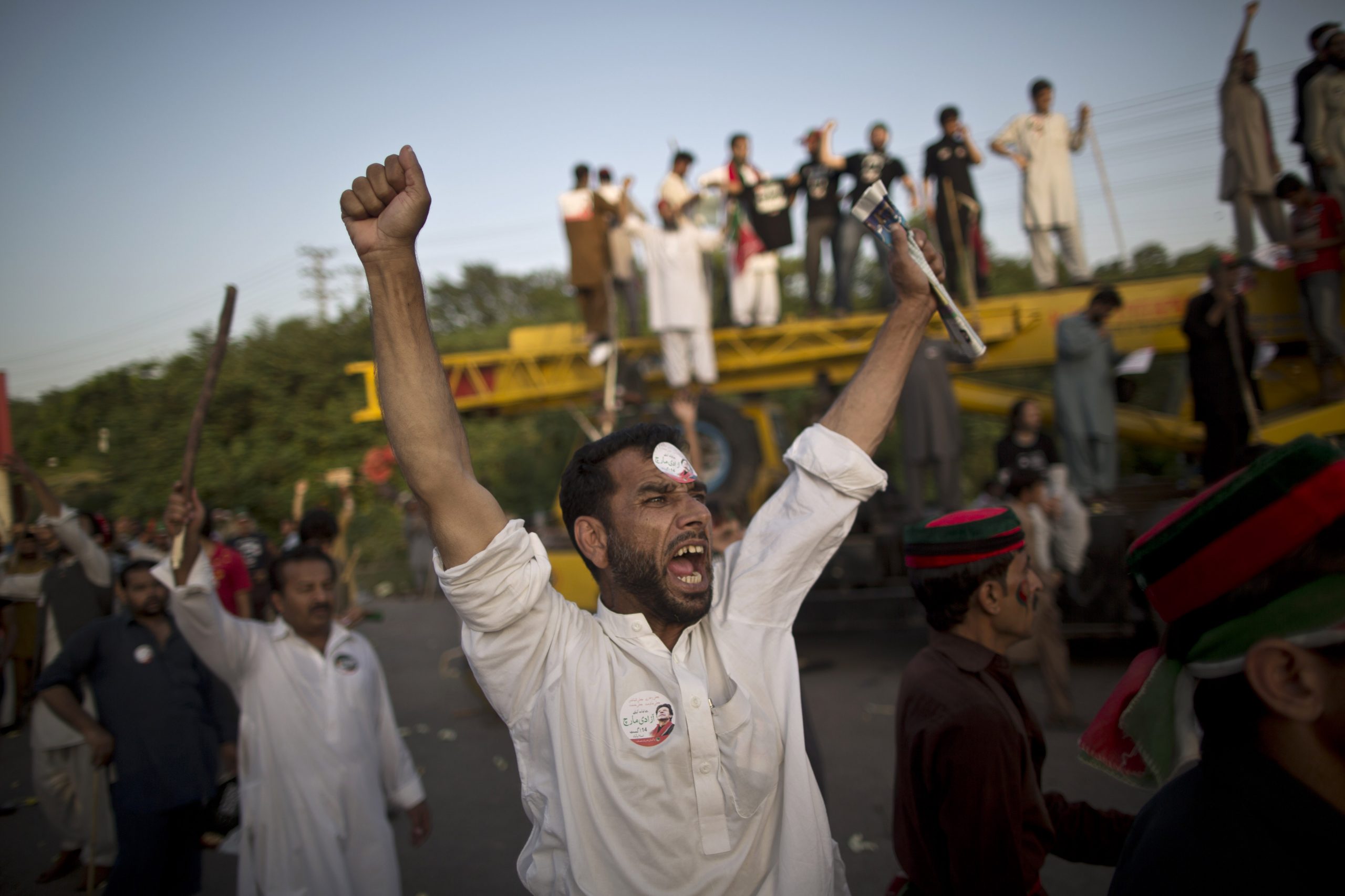 Tens of thousands march on Pakistani parliament
