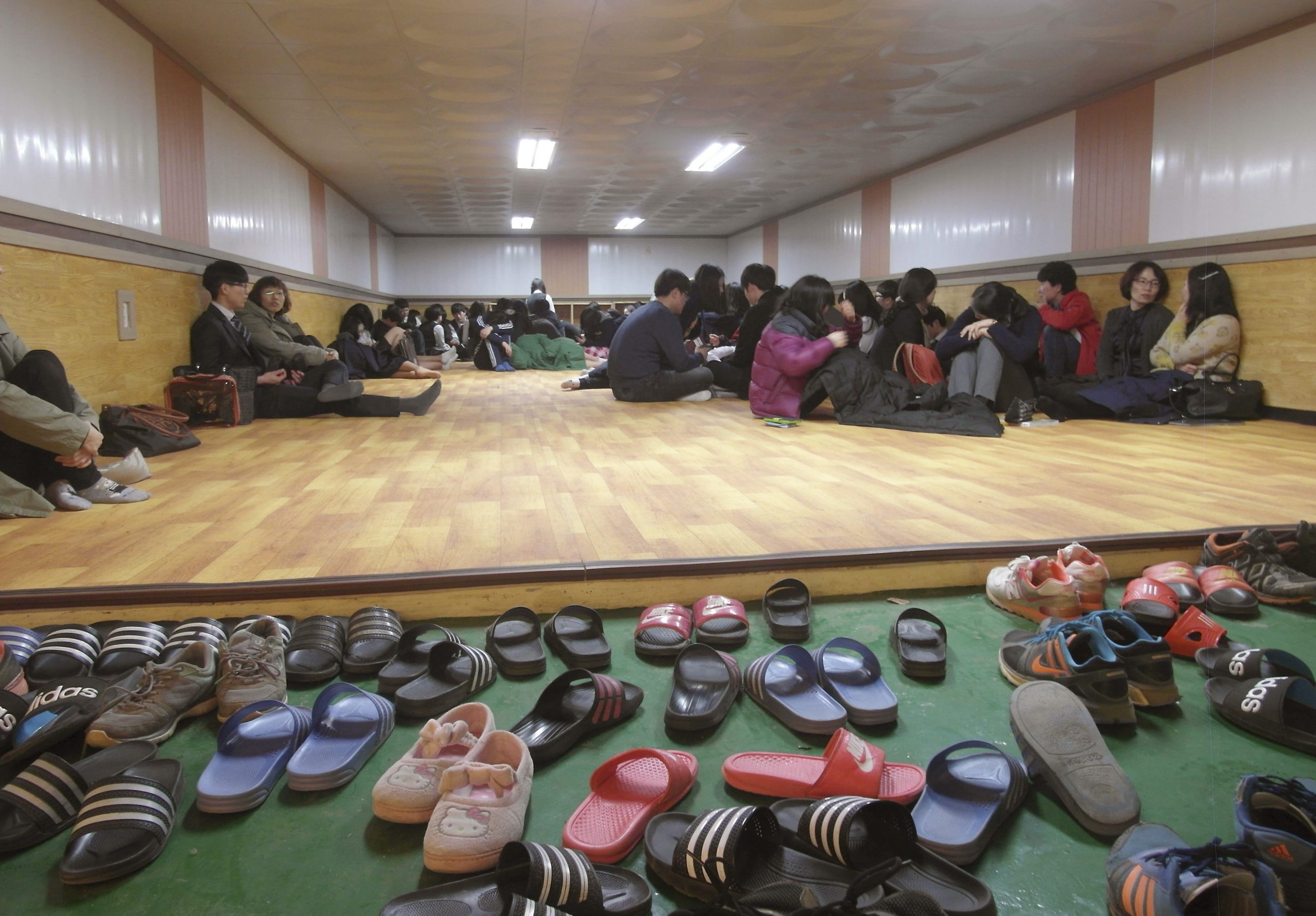 Koreas trade fire; island residents in shelters