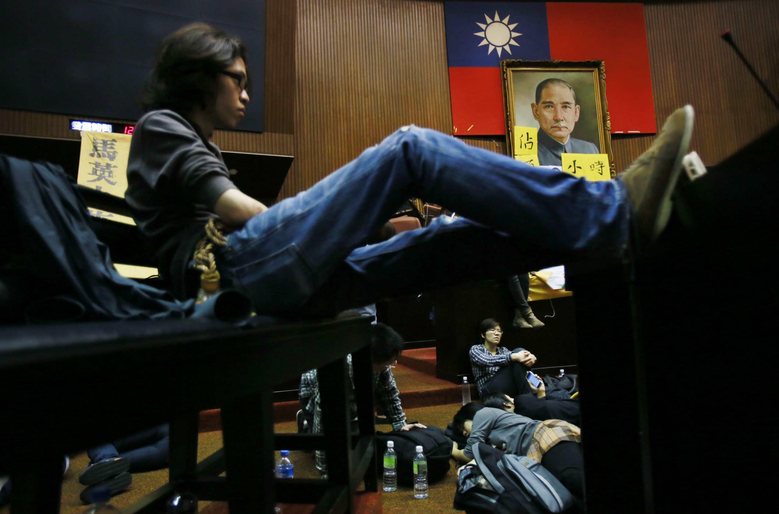 China trade pact foes occupy Taiwanese legislature