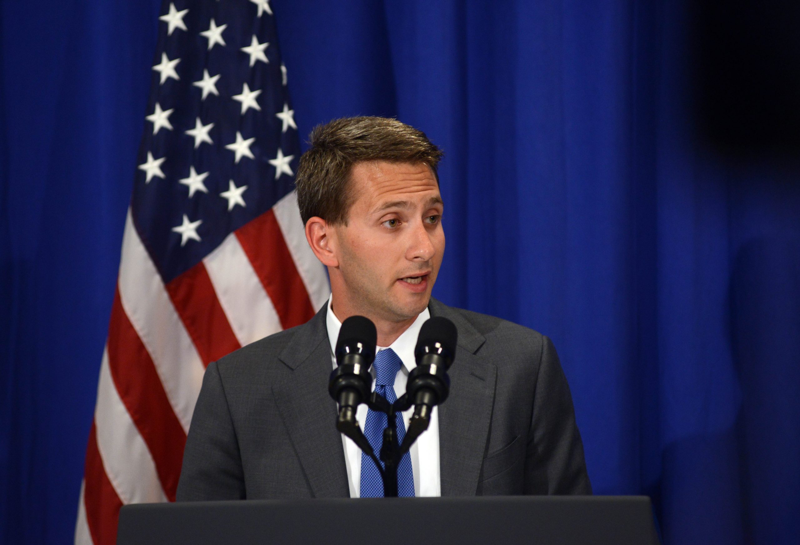 White House downplays top aides’ notes to Clinton on private email