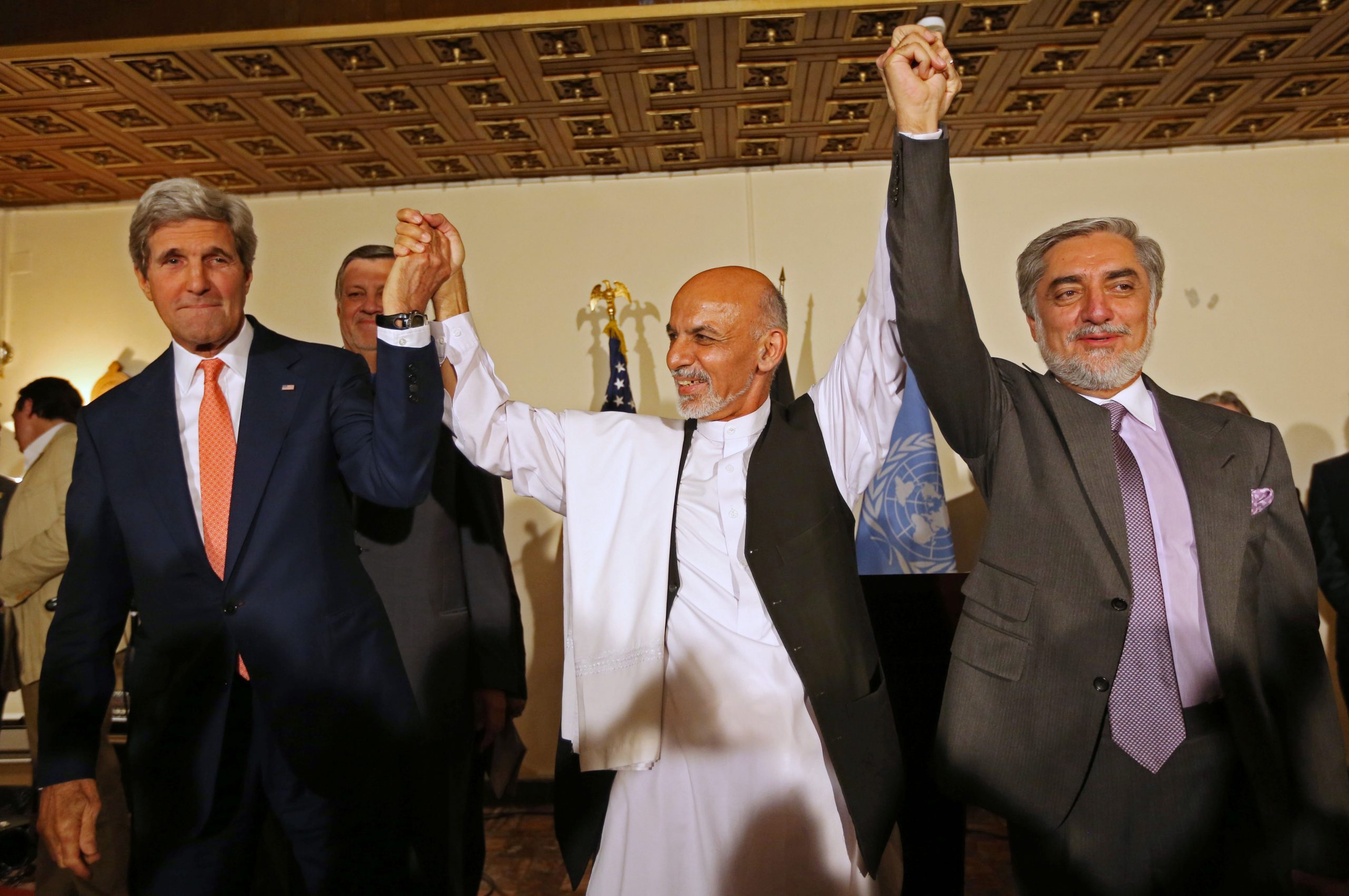 Kerry urges Afghan candidates to end dispute