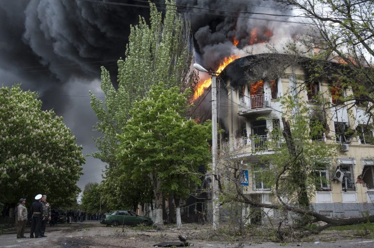 A police station is ablaze in Mariupol, eastern Ukraine, Friday May 9, 2014. Fighting between government forces and insurgents in Mariupol has left several people dead. (AP Photo/Evgeniy Maloletka)