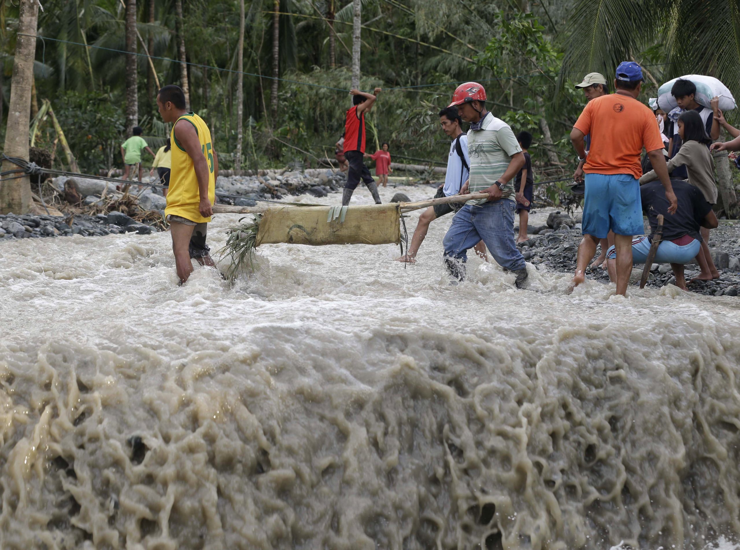 About 350 die in Philippine typhoon, 400 missing