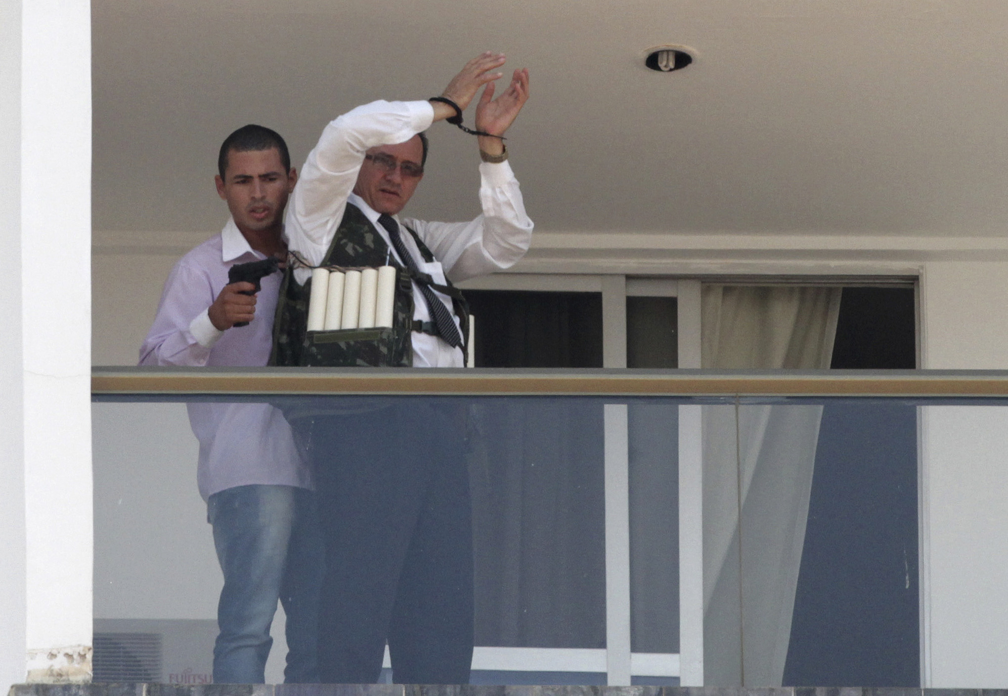 Man frees hostage held for hours at Brazil hotel