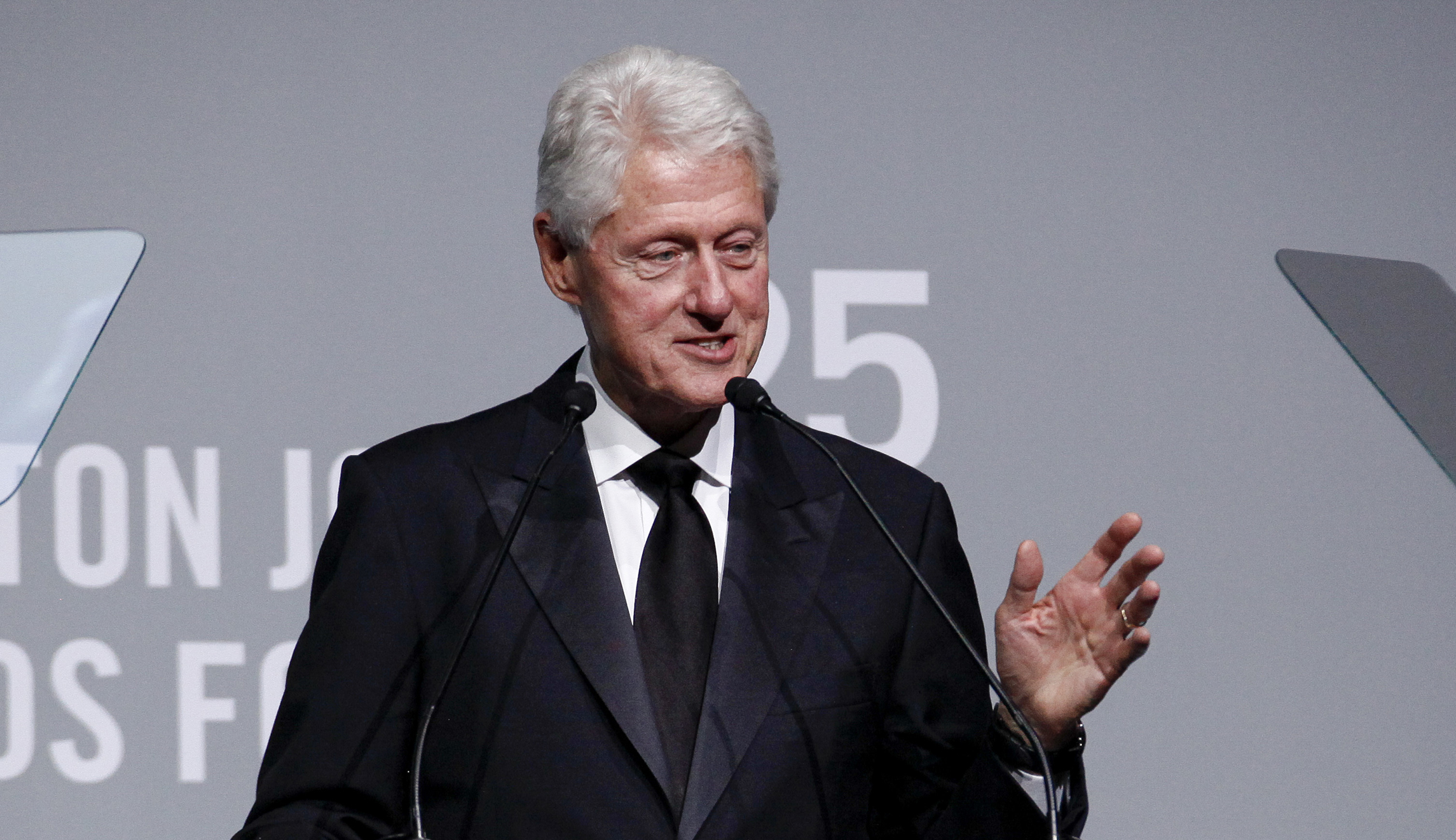 Bill Clinton purchases cat note cards in St. Louis